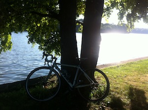 Fahrrad Pause am Wasser